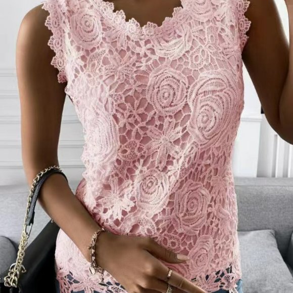Women's Plus Size Sleeveless Floral Lace Top - Picture 3 of 8